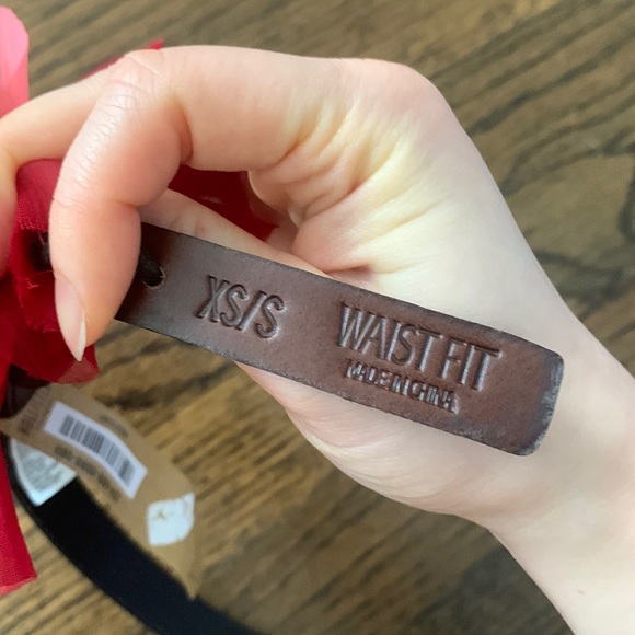 New Hollister Women’s Genuine Leather Flower Belt Size XS/S - Picture 3 of 6